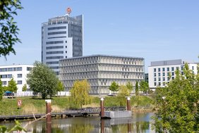 Die Innovationsfabrik besticht durch ihre Holzkonstruktion und viel Glas
