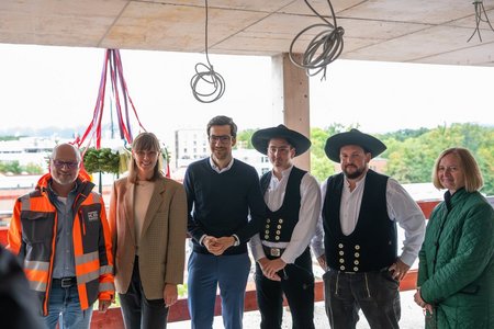 Beim Richtspruch: Zimmerleute sowie OB Martin Horn und Dr. Magdalena Szablewska, Technische Geschäftsführerin der Freiburger Stadtbau