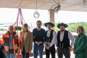 Beim Richtspruch: Zimmerleute sowie OB Martin Horn und Dr. Magdalena Szablewska, Technische Geschäftsführerin der Freiburger Stadtbau