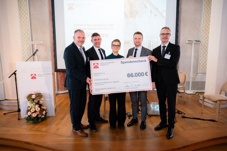 Petra Eggert-Höfel, Generalsekretärin der DESWOS (Mitte) bei der symbolischen  Übergabe des Spendenschecks durch die Vorstände Andreas Vogt, Marc Ullrich,  Sebastian Merkle und Marco Haungs (v.l.n.r.) des Siedlungswerk Baden e.V.  