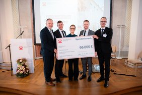 Petra Eggert-Höfel, Generalsekretärin der DESWOS (Mitte) bei der symbolischen  Übergabe des Spendenschecks durch die Vorstände Andreas Vogt, Marc Ullrich,  Sebastian Merkle und Marco Haungs (v.l.n.r.) des Siedlungswerk Baden e.V.  