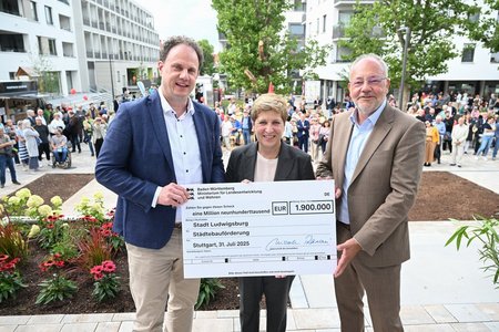 Ministerin Razavi (Mitte) überreichte symbolisch einen Scheck über 1,9 Millionen Euro an OB Dr. Matthias Knecht und WBL-Chef Andreas Veit