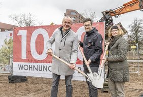 Den nächsten Meilenstein erreicht: Oberbürgermeister Martin Horn (Mitte), Dr. Magdalena Szablewska, Technische Geschäftsführerin der FSB, und Dr. Matthias Müller, Kaufmännischer Geschäftsführer der FSB.