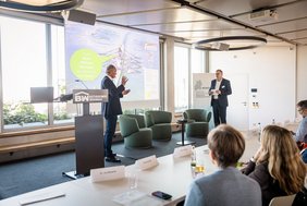 Walter Feeß, Pionier im Baustoffrecycling, und Dr. Frank Pinsler, Vorsitzender der KoWo, sprachen zum Thema des kreislaufgerechten Bauens