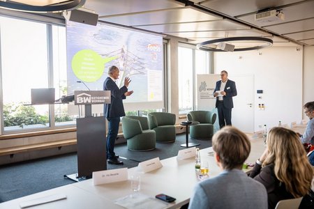 Walter Feeß, Pionier im Baustoffrecycling, und Dr. Frank Pinsler, Vorsitzender der KoWo, sprachen zum Thema des kreislaufgerechten Bauens