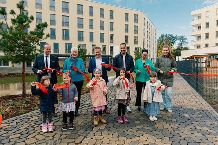 Mit dem feierlichen Banddurchschnitt wurde das Quartier offiziell eröffnet. V.l.n.r.: Baubürgermeister Daniel Fluhrer, Ellen Winkler (Bereichsleiterin Mietwohnungsbau bei der L-Bank), Stefan Storz (Geschäftsführer der Volkswohnung), Volkswohnungs-Projektleiter Taner Yilmaz, Annett Jura (Abteilungsleiterin Wohnungswesen und Immobilienwirtschaft im Bundesministerium für Wohnen, Stadtentwicklung und Bauwesen) und Patricia Augenstein (ebenfalls Projektleitung Volkswohnung). Mit dabei waren Kinder der im Quartier ansässigen und von der Evangelischen Kirche betriebenen Kita Sonnenschein. 