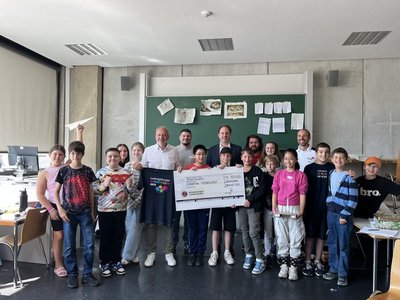 WBL-Chef Andreas Veit und Oberbürgermeister Dr. Matthias Knecht inmitten von rund 20 Kindern, die den Scheck halten
