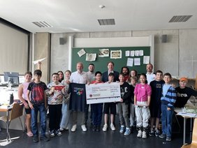 WBL-Chef Andreas Veit und Oberbürgermeister Dr. Matthias Knecht inmitten von rund 20 Kindern, die den Scheck halten