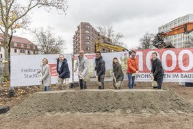 Mit dem Spatenstich für das neue Wohnquartier an der Stefan-Meier-Straße sind nun 1.000 FSB-Wohnungen im Bau. Darüber freuen sich Oberbürgermeister Martin Horn (4. v. l.), Dr. Magdalena Szablewska, Technische Geschäftsführerin FSB (3. v. r.), Dr. Matthias Müller, Kaufmännischer Geschäftsführer FSB (3. v. l.), Isabell Werner, Abteilungsleiterin Wohnen und Vermieten FSB (1. v. l.), Christian Ledinger, Vorsitzender des Bürgervereins Herdern (2. v. r.), Christopher Höfler, Geschäftsführer der Sacker Architekten GmbH (1. v. r.) und Sándor Hegedűs, Projektleiter FSB (2. v. l.).