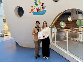 Symbolische Spendenübergabe an die Olgäle-Stiftung für das kranke Kind e.V. mit Gabriele Mair (Vorstandsmitglied Olgäle-Stiftung) und Marie Reinfurt (Pressesprecherin GWG-Gruppe)