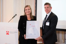 Marc Ullrich überreicht die Urkunde des Thomas-Aschenbrenner-Preises an Kyra Eggstein
