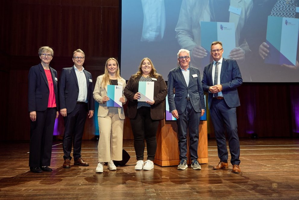 Die Preisträgerinnen umringt von Dr. Iris Beuerle, Prof. Markus Mändle (HfWU), Patrizia Dausel und Chantal Gaßner, Herbert Klingohr (HfWU) und Axel Gedaschko (Präsident des GdW)