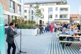 Das Quartier wird von einem Redner eröffnet