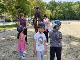 Projekte für Jung und Alt: Reiterfahrung für Kinder, Männerkochkurs