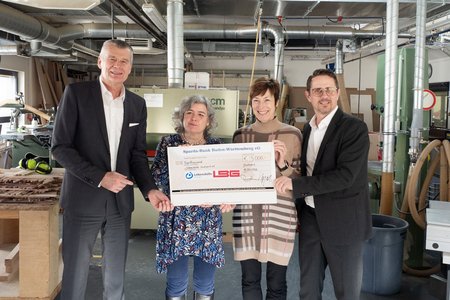 Bei der Scheckübergabe: Josef Vogel, Eva Schackmann, Antje Durach und Markus Schropp