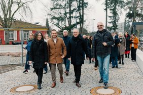 Die Teilnehmer beim Presserundgang im August-Klingler-Quartier in Karlsruhe-Daxlanden