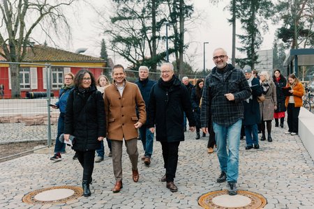 Die Teilnehmer beim Presserundgang im August-Klingler-Quartier in Karlsruhe-Daxlanden