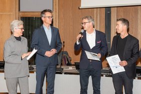 Kreisbau-Chef Sacher nimmt die Auszeichnung entgegen