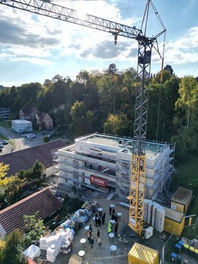 Von oben sieht die Baustelle in der Mühlstraße groß und beachtlich aus.