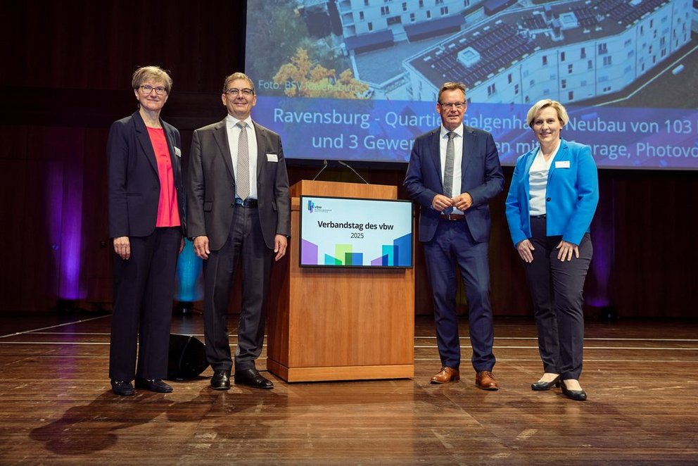 Experten für Wege zum bezahlbaren Wohnen: Dr. Iris Beuerle (vbw-Direktorin), Peter Bresinski (Präsident des vbw), Axel Gedaschko (Präsident des GdW), Prof. Dr. Simone Wunderle (Staatsministerium Baden-Württemberg)