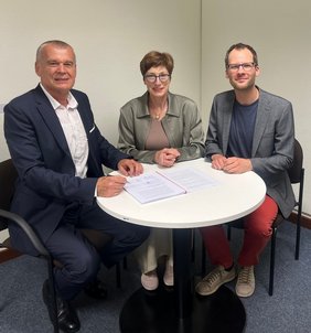 Josef Vogel und Antje Durach von der LBG mit Prof. Dr. Michael Eichinger , Projektleiter von HEBEDI