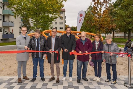 Die Verantworlichen schneiden symbolisch das Band zur Eröffnung durch